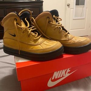 Nike Woodside kids size 2.5